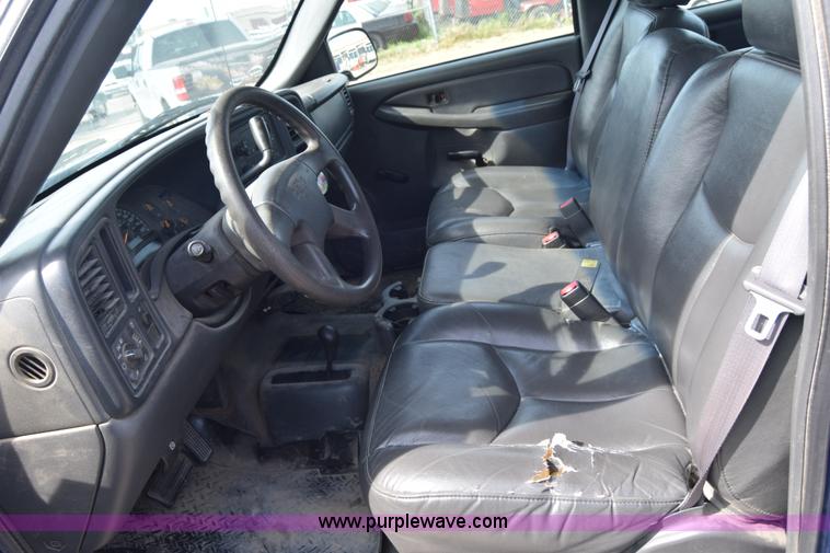 image for item K8577 2004 Chevrolet Silverado 2500HD Crew Cab pickup truck