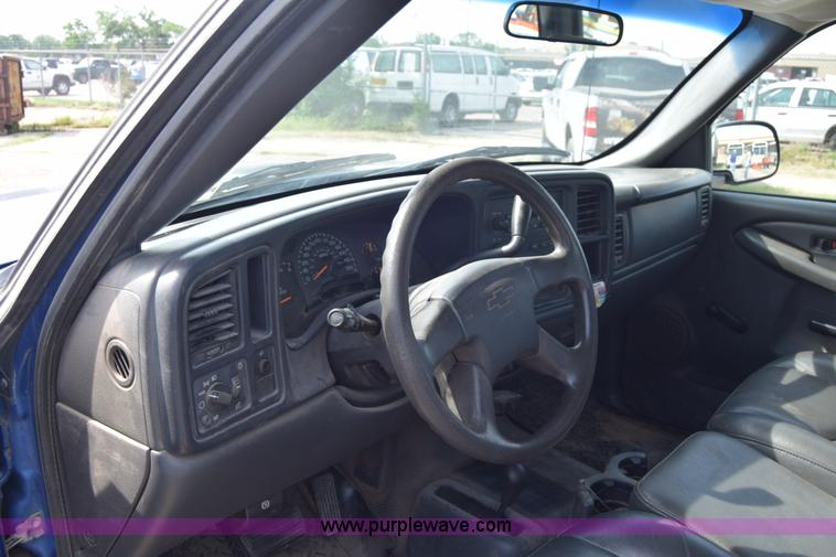 image for item K8577 2004 Chevrolet Silverado 2500HD Crew Cab pickup truck