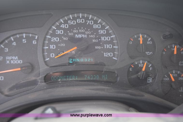 image for item K8577 2004 Chevrolet Silverado 2500HD Crew Cab pickup truck