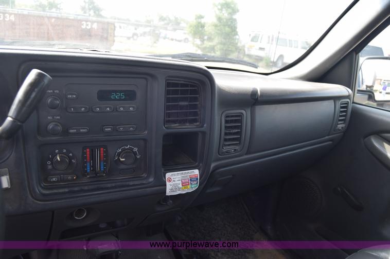 image for item K8577 2004 Chevrolet Silverado 2500HD Crew Cab pickup truck