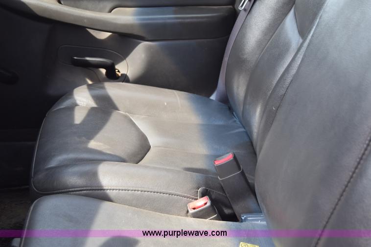 image for item K8577 2004 Chevrolet Silverado 2500HD Crew Cab pickup truck