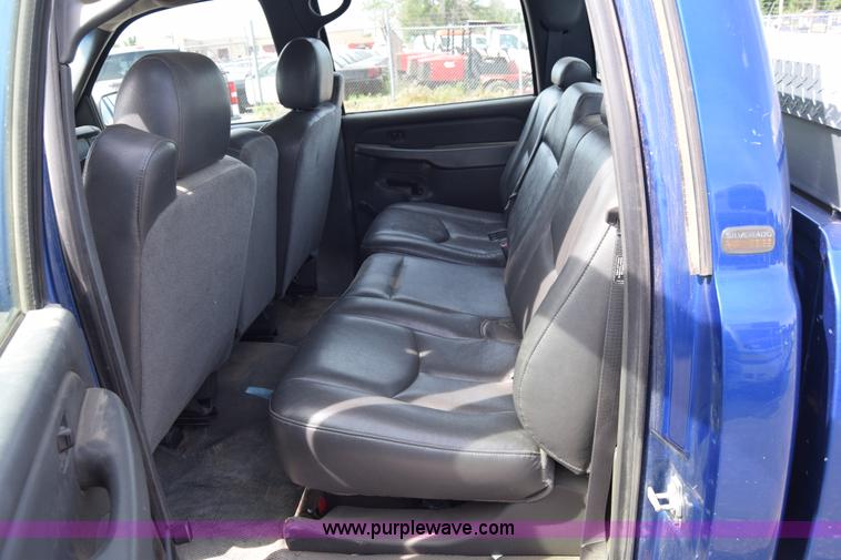 image for item K8577 2004 Chevrolet Silverado 2500HD Crew Cab pickup truck