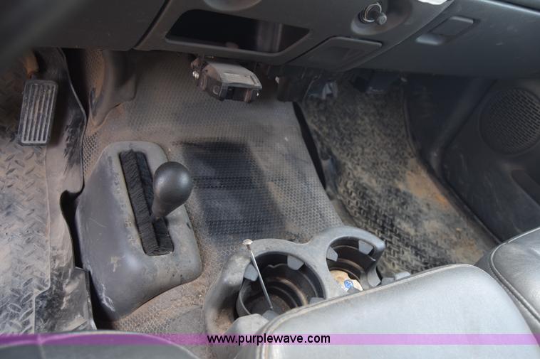 image for item K8577 2004 Chevrolet Silverado 2500HD Crew Cab pickup truck