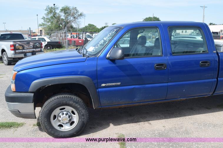 image for item K8577 2004 Chevrolet Silverado 2500HD Crew Cab pickup truck