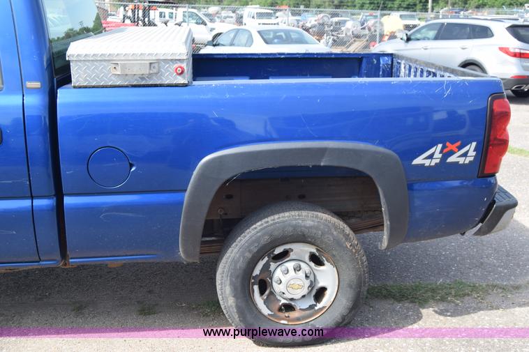 image for item K8577 2004 Chevrolet Silverado 2500HD Crew Cab pickup truck