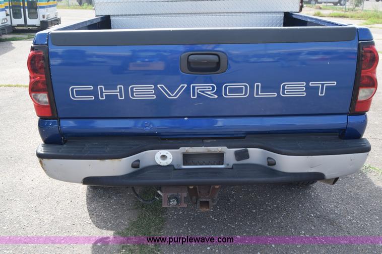image for item K8577 2004 Chevrolet Silverado 2500HD Crew Cab pickup truck