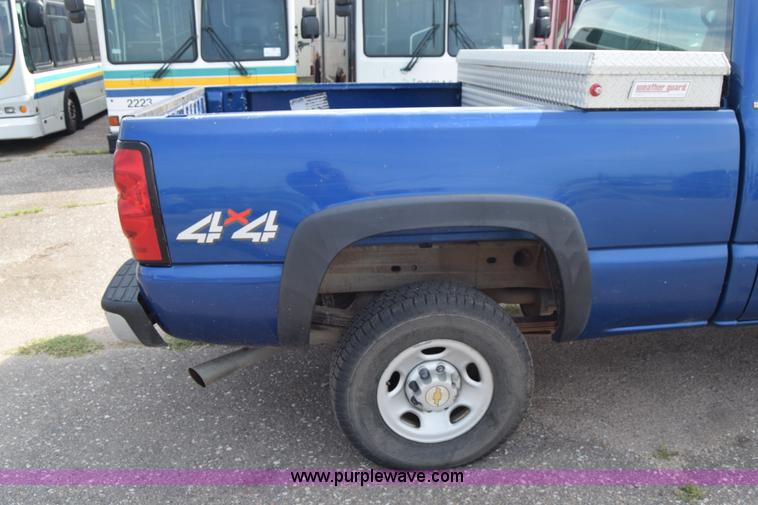 image for item K8577 2004 Chevrolet Silverado 2500HD Crew Cab pickup truck