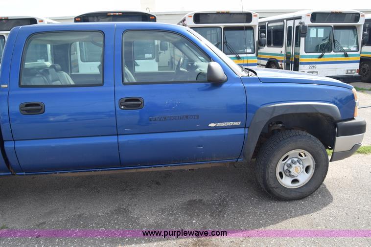 image for item K8577 2004 Chevrolet Silverado 2500HD Crew Cab pickup truck