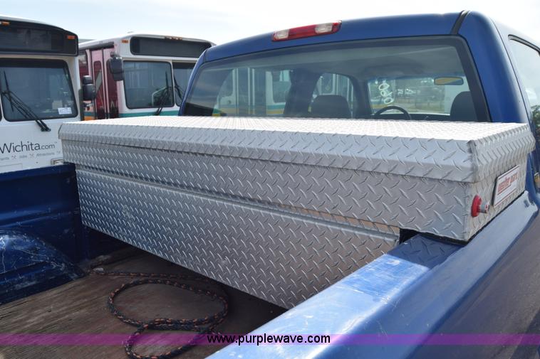 image for item K8577 2004 Chevrolet Silverado 2500HD Crew Cab pickup truck