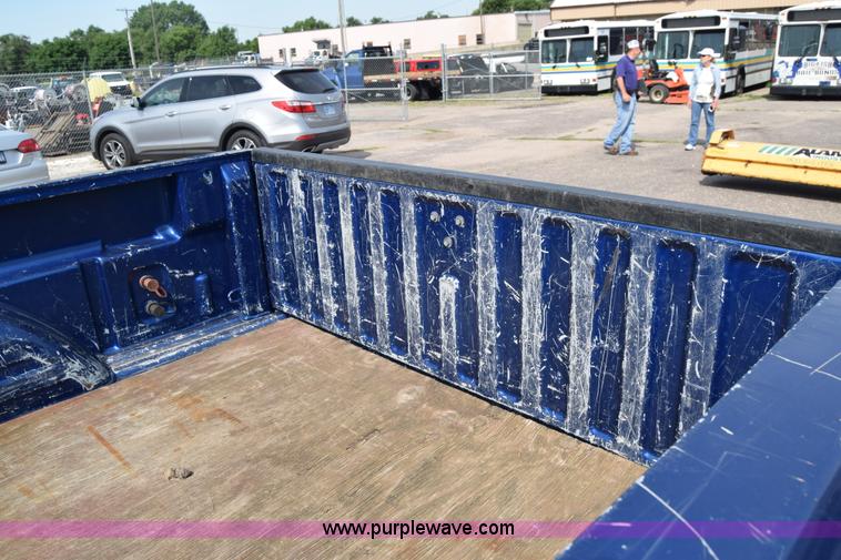 image for item K8577 2004 Chevrolet Silverado 2500HD Crew Cab pickup truck