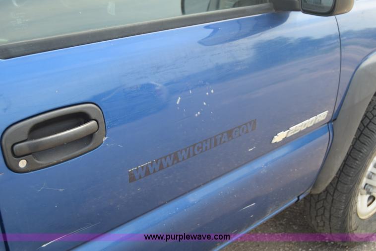 image for item K8577 2004 Chevrolet Silverado 2500HD Crew Cab pickup truck