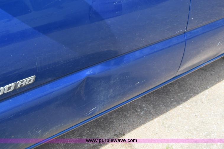 image for item K8577 2004 Chevrolet Silverado 2500HD Crew Cab pickup truck