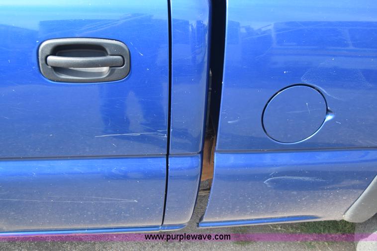 image for item K8577 2004 Chevrolet Silverado 2500HD Crew Cab pickup truck