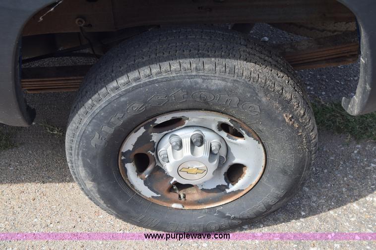 image for item K8577 2004 Chevrolet Silverado 2500HD Crew Cab pickup truck