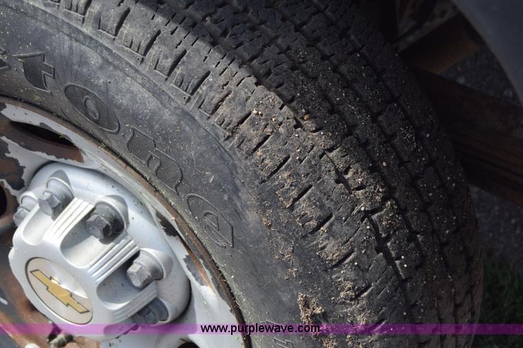 image for item K8577 2004 Chevrolet Silverado 2500HD Crew Cab pickup truck