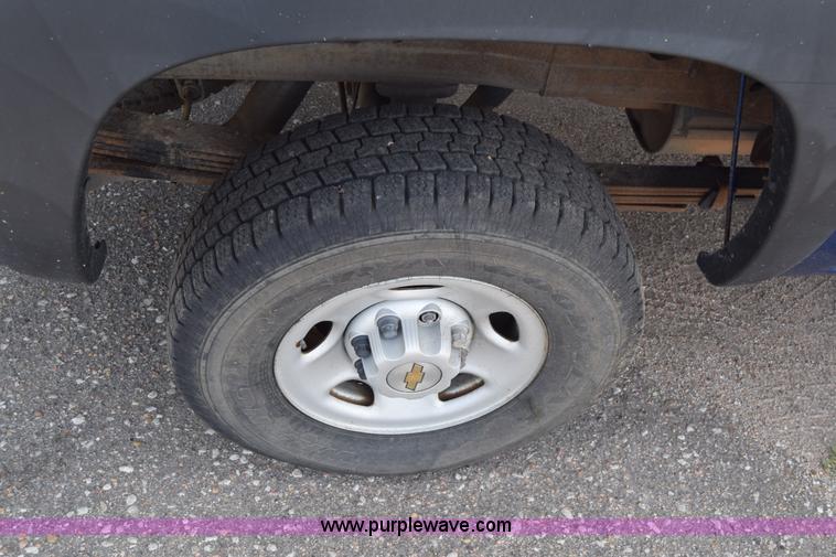 image for item K8577 2004 Chevrolet Silverado 2500HD Crew Cab pickup truck