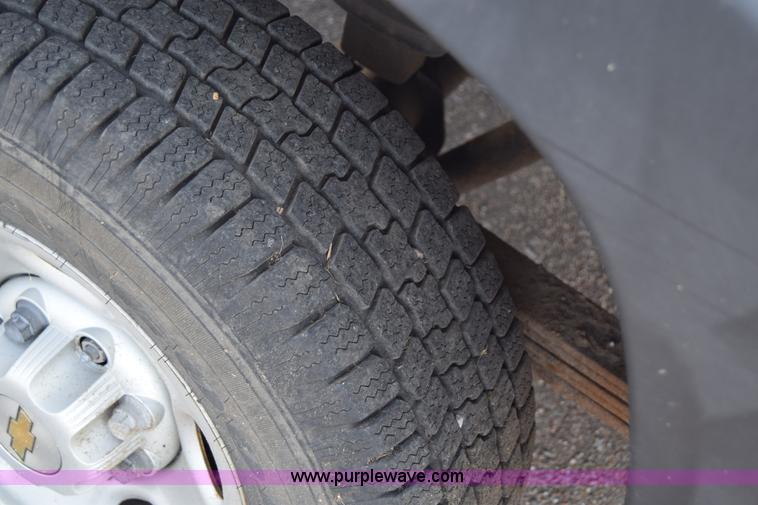 image for item K8577 2004 Chevrolet Silverado 2500HD Crew Cab pickup truck