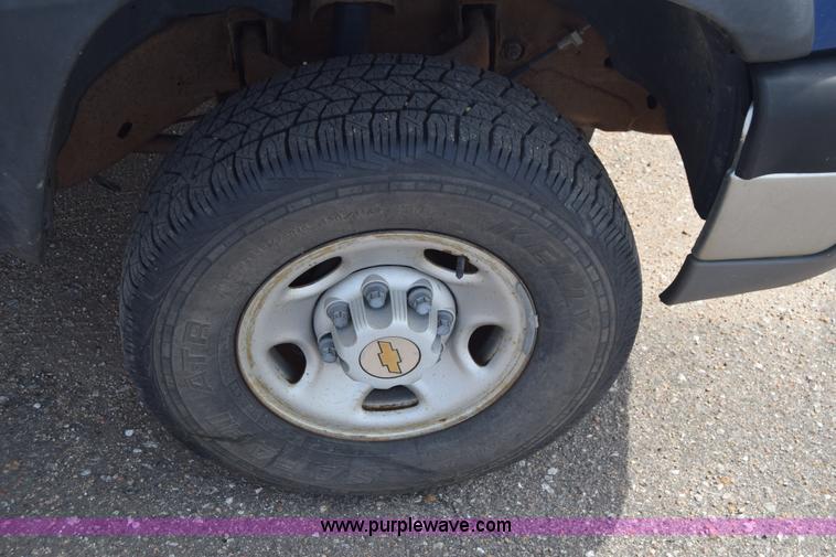 image for item K8577 2004 Chevrolet Silverado 2500HD Crew Cab pickup truck