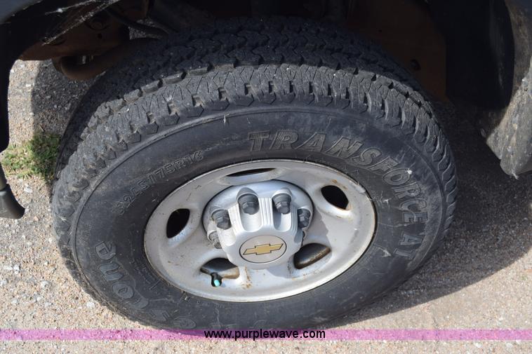 image for item K8577 2004 Chevrolet Silverado 2500HD Crew Cab pickup truck