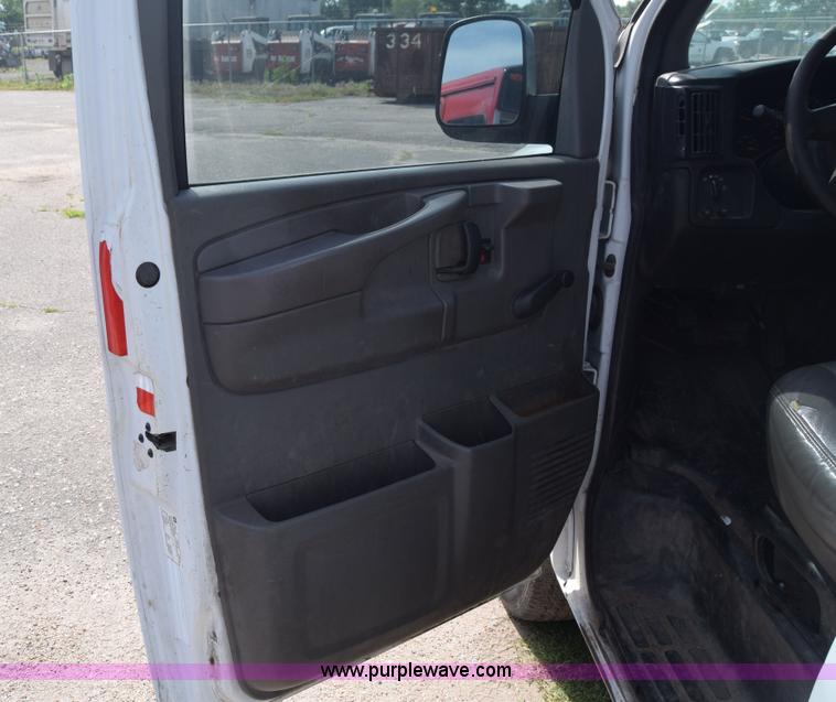 image for item K8579 2006 Chevrolet Express 2500 Cargo van