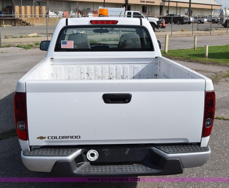 image for item K8582 2005 Chevrolet Colorado pickup truck
