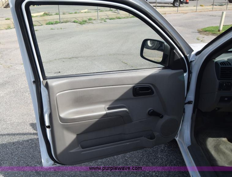 image for item K8582 2005 Chevrolet Colorado pickup truck