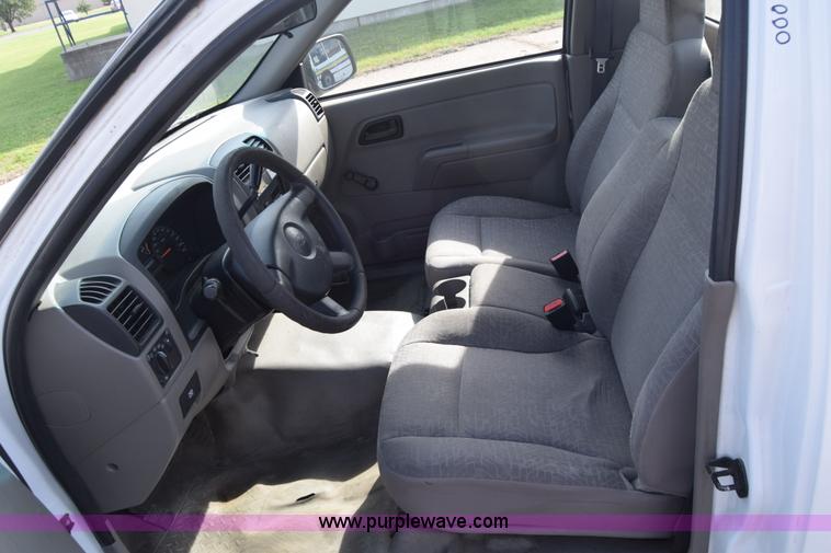 image for item K8582 2005 Chevrolet Colorado pickup truck