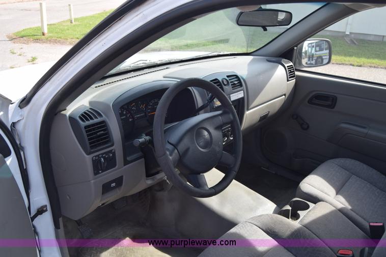 image for item K8582 2005 Chevrolet Colorado pickup truck