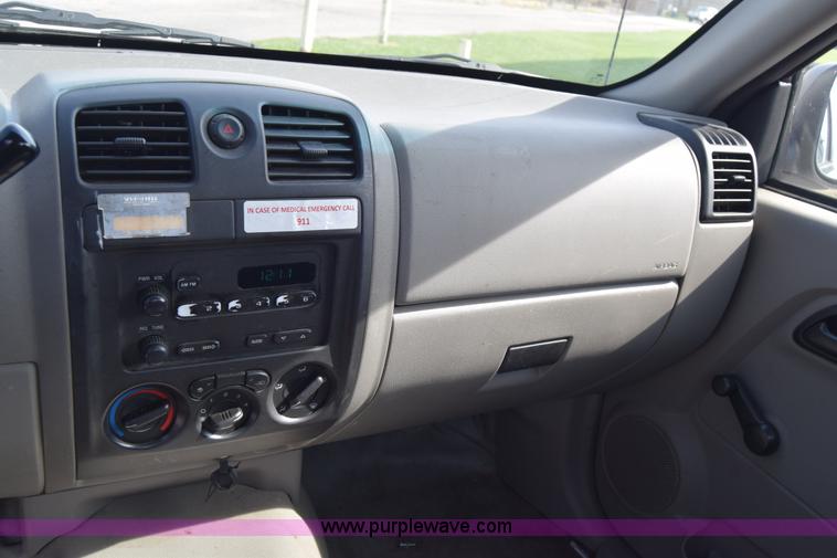 image for item K8582 2005 Chevrolet Colorado pickup truck