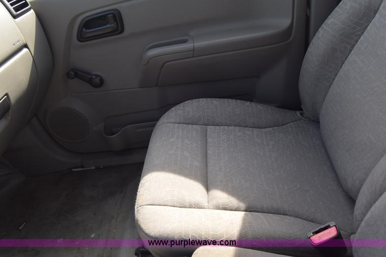 image for item K8582 2005 Chevrolet Colorado pickup truck