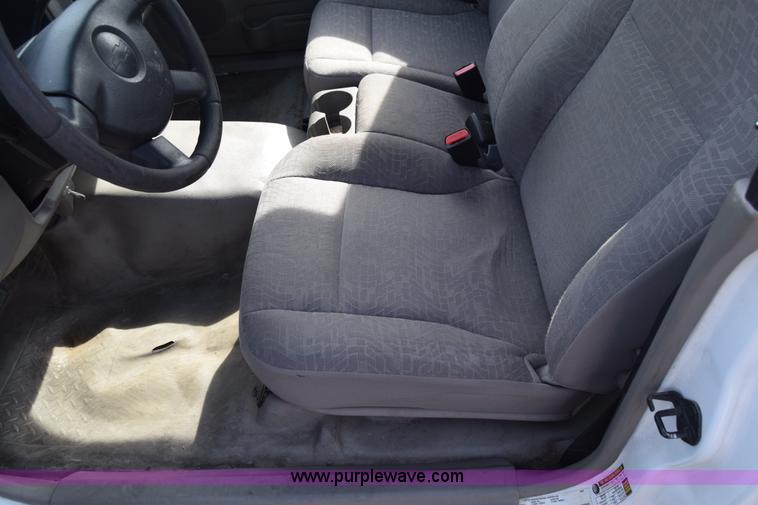 image for item K8582 2005 Chevrolet Colorado pickup truck