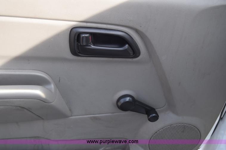 image for item K8582 2005 Chevrolet Colorado pickup truck