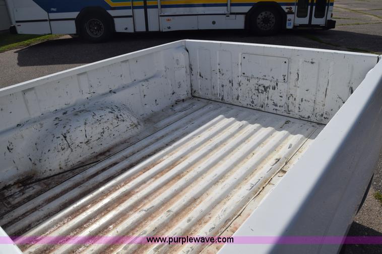 image for item K8582 2005 Chevrolet Colorado pickup truck