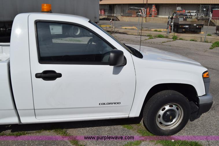 image for item K8582 2005 Chevrolet Colorado pickup truck