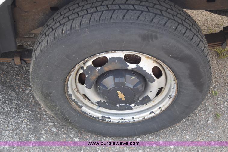 image for item K8582 2005 Chevrolet Colorado pickup truck