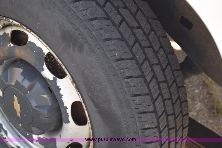 image for item K8582 2005 Chevrolet Colorado pickup truck