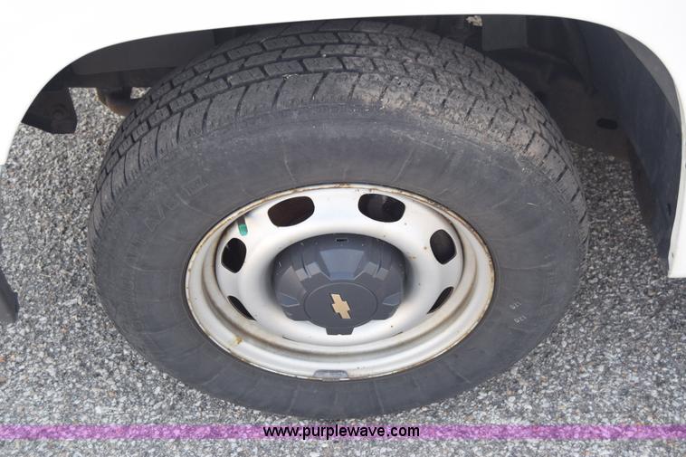 image for item K8582 2005 Chevrolet Colorado pickup truck