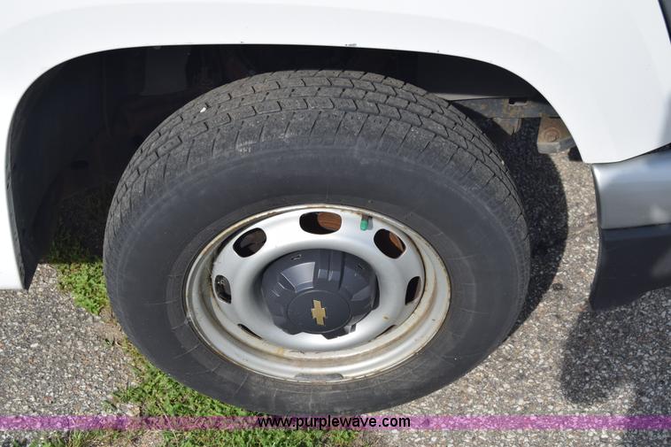 image for item K8582 2005 Chevrolet Colorado pickup truck