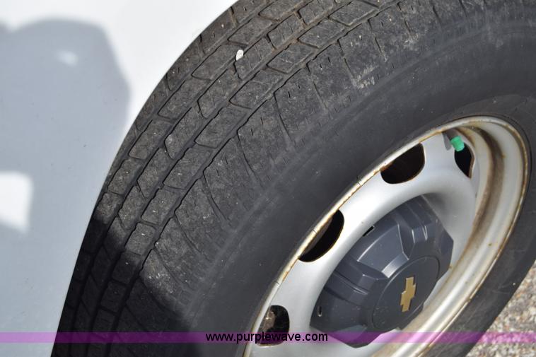 image for item K8582 2005 Chevrolet Colorado pickup truck