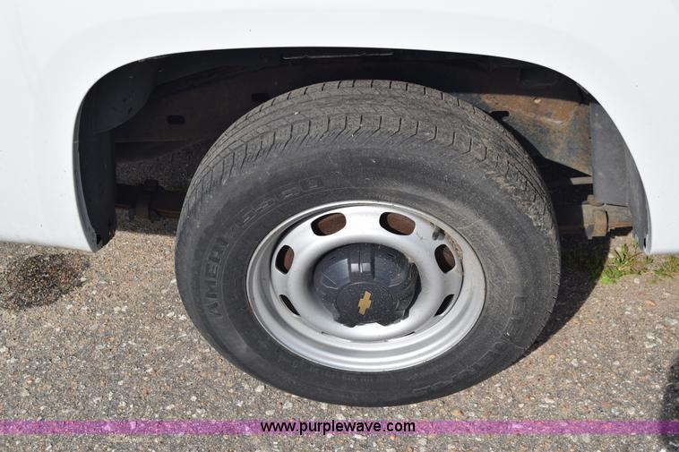 image for item K8582 2005 Chevrolet Colorado pickup truck