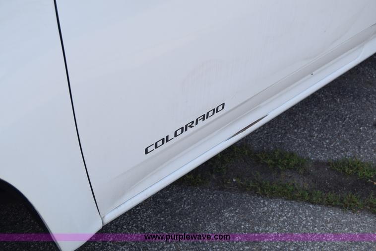 image for item K8582 2005 Chevrolet Colorado pickup truck