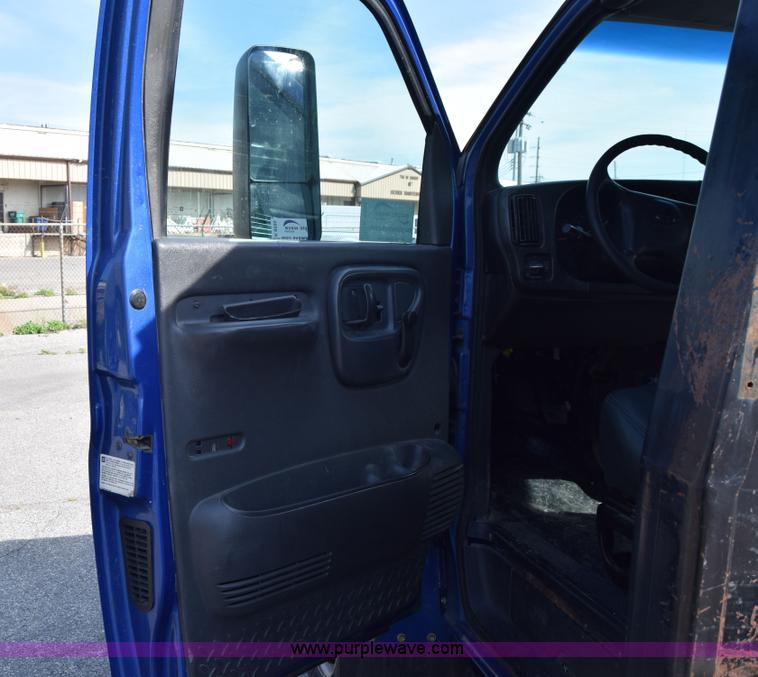 image for item K8595 2003 Chevrolet C4500 flatbed truck