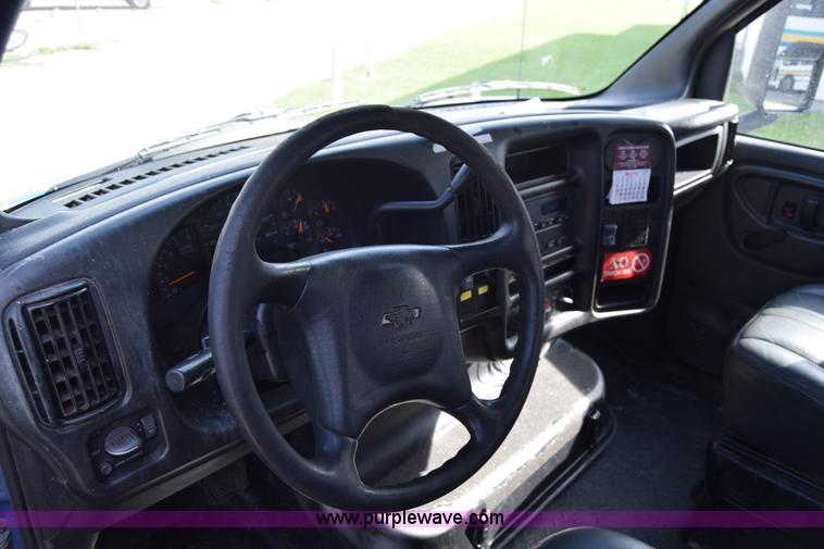 image for item K8595 2003 Chevrolet C4500 flatbed truck