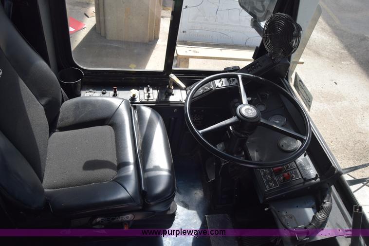 image for item K8607 2002 Gillig C20B096N4 transit bus