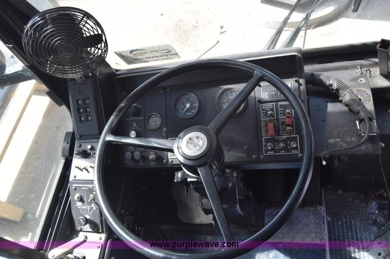 image for item K8607 2002 Gillig C20B096N4 transit bus