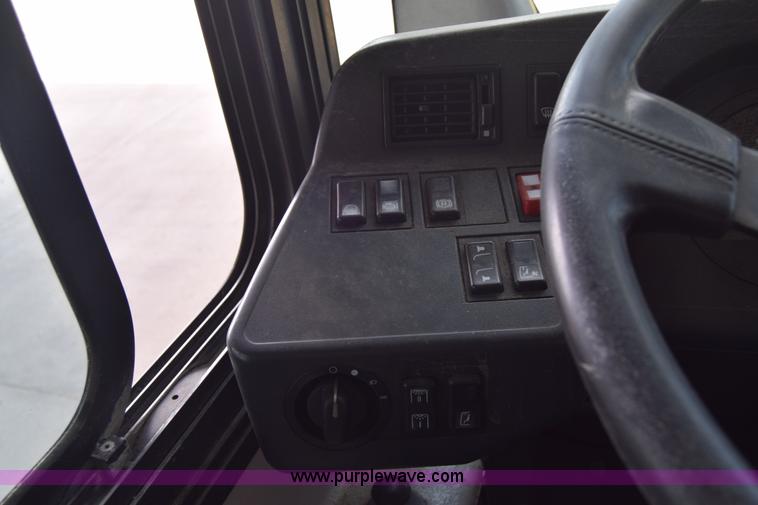 image for item K8608 2005 Optima LFB-29 transit bus