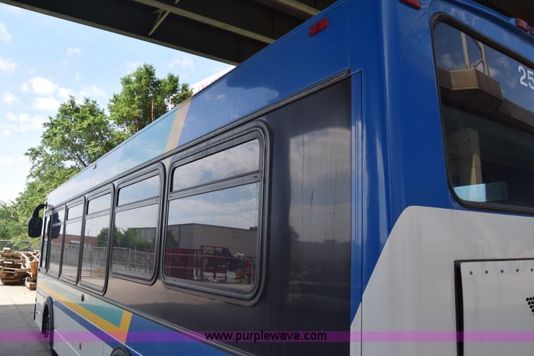 image for item K8608 2005 Optima LFB-29 transit bus