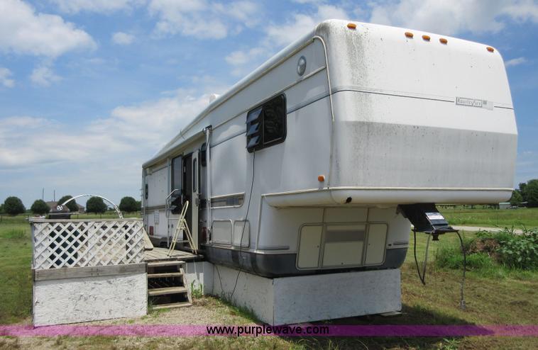 image for item D2471 1992 Kountryaire 35WRKD camper