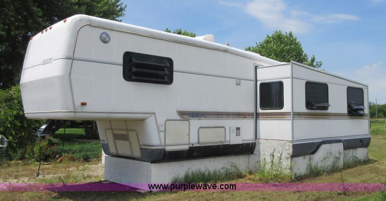 image for item D2471 1992 Kountryaire 35WRKD camper