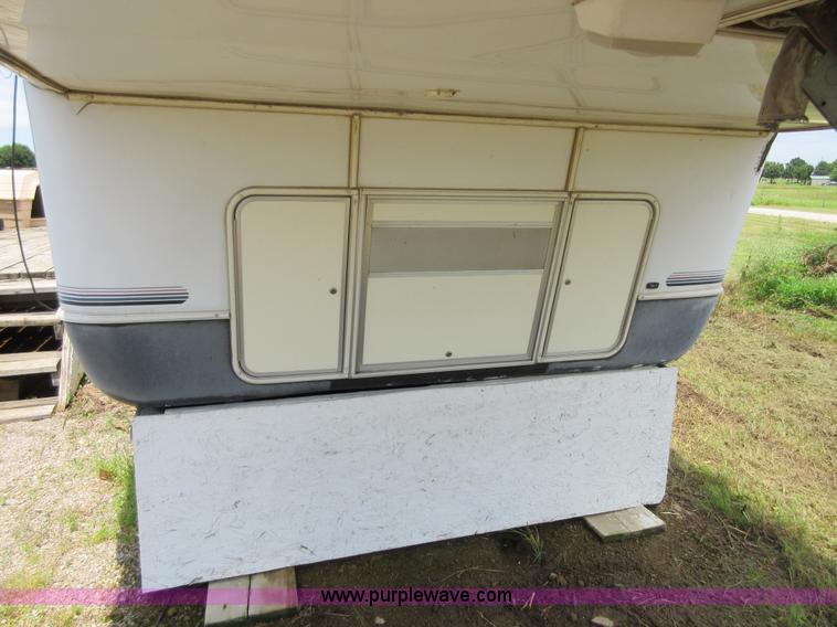 image for item D2471 1992 Kountryaire 35WRKD camper